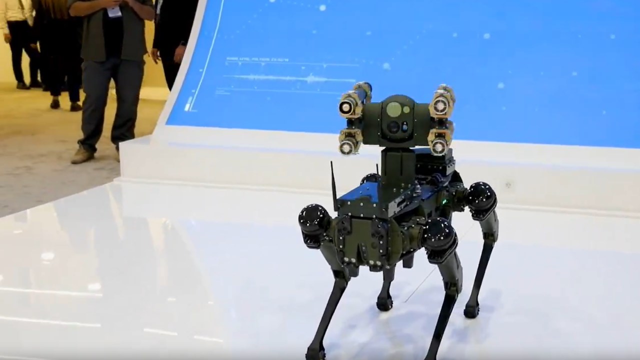 roketsandan dunyada birinci roket atabilen robot kopek koz tanitildi 0