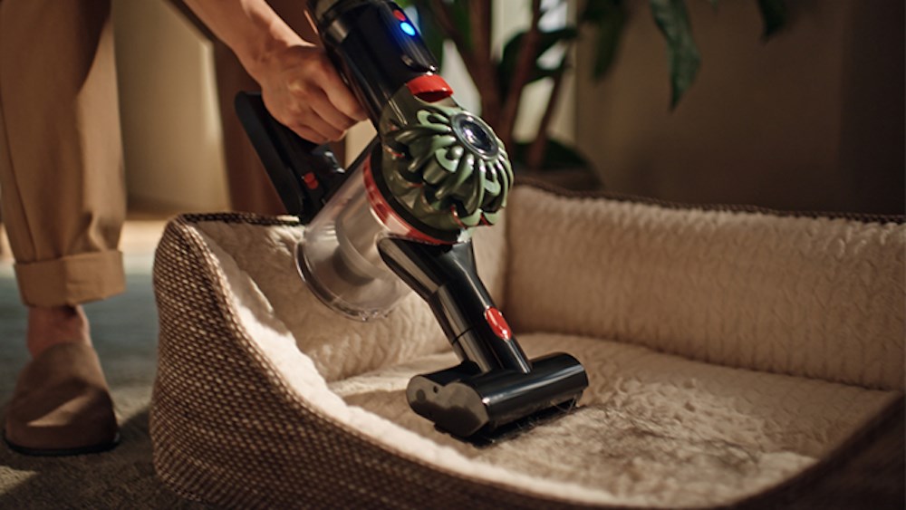 dyson yeni guclu kablosuz elektrikli supurgesini piyasaya surdu v8 cyclone 0 ELjTQTkm