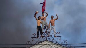 nepalde-toplumsal-medya-yasagi-hukumeti-devirdi-z-jenerasyonu-parlamento-binasini-atese-verdi-kBq2bg2d